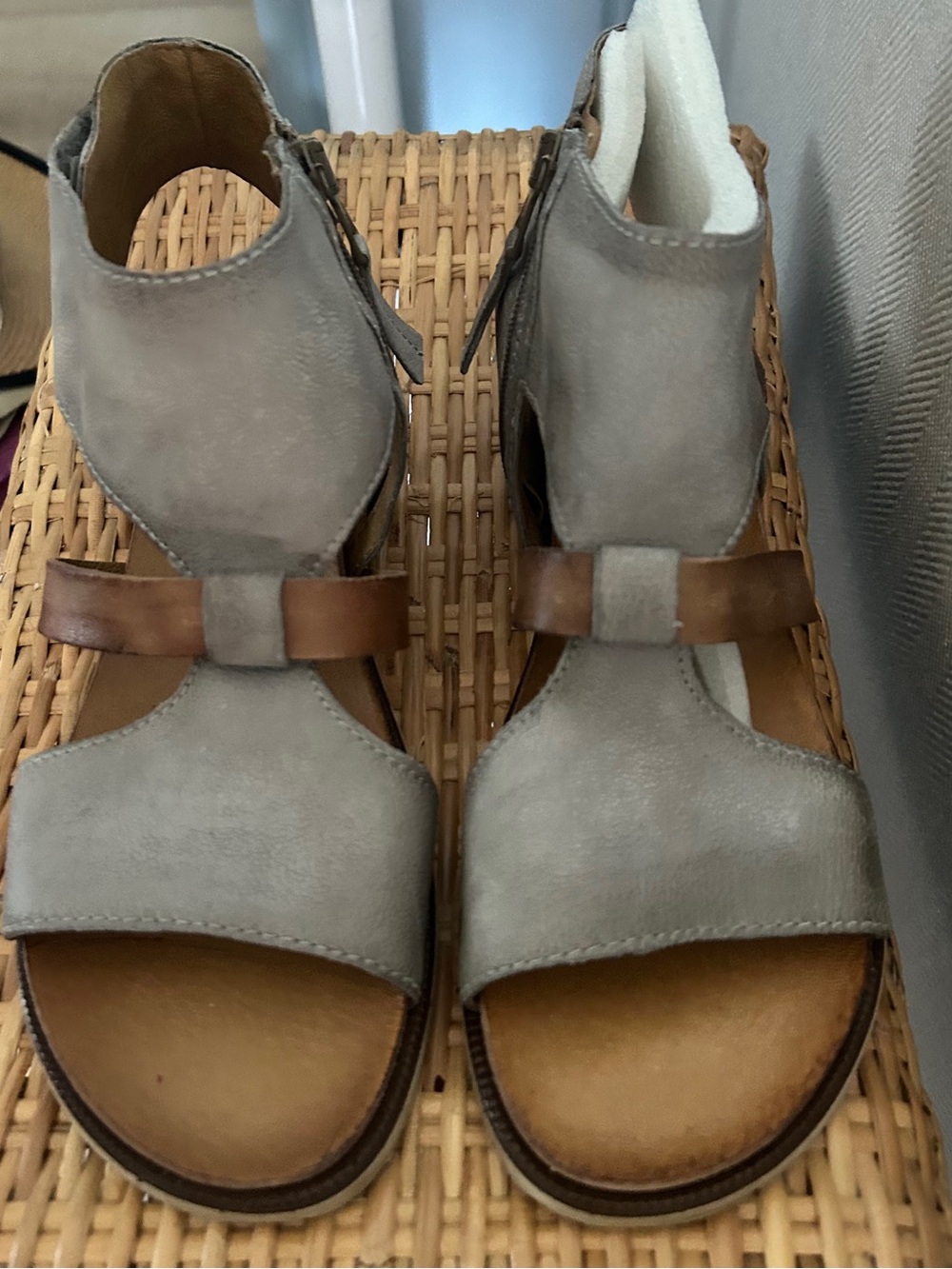 NWOT Miz Mooz 'Tamsyn' Leather Sandal Gray/Brown
Ankle Strap Sz 38 7.5-8 US